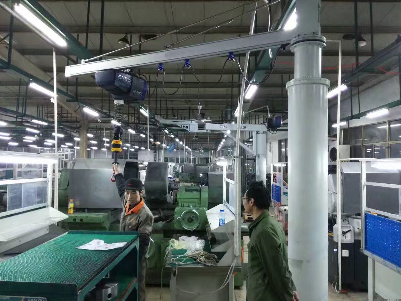 電動(dòng)智能平衡器配鋁軌懸臂吊案例 鋁軌懸臂吊