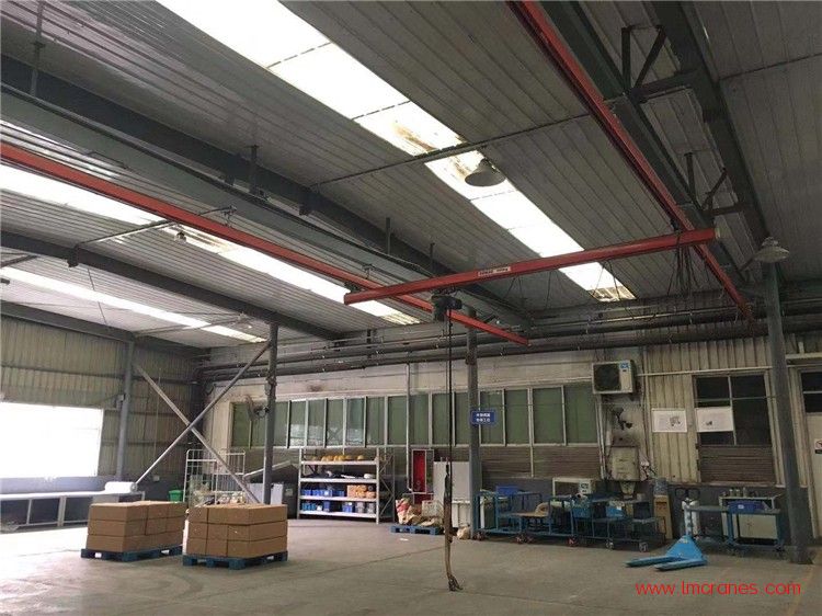 KBK軌道起重機吊裝在車間房頂的安裝方式照片